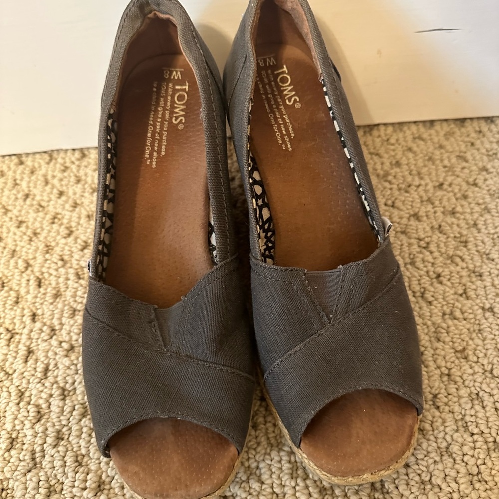🍒 Tom's Calypso Grey Canvas Peep Wedge Heels Size 8 - Picture 3 of 5